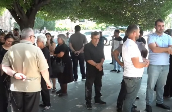 Акция протеста родных без вести пропавших солдат у здания Правительства РА (видео)